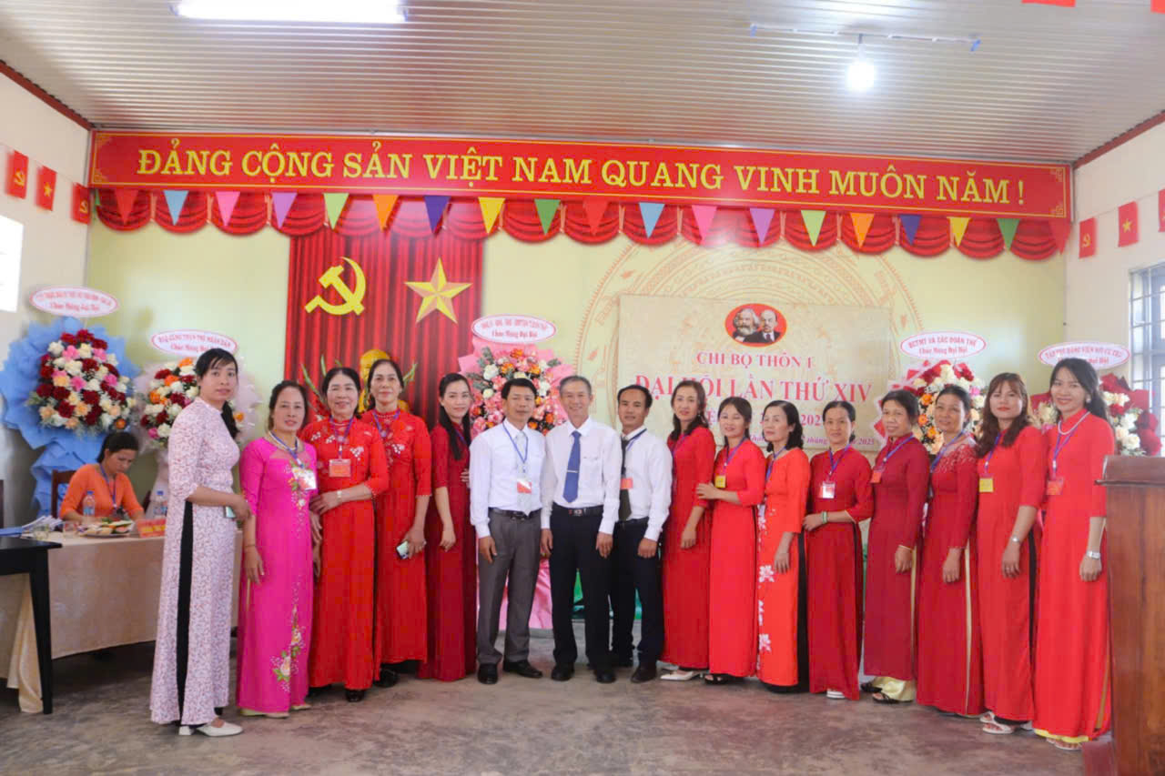 đội văn nghệ chụp chung